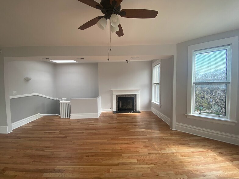 Living Room - 4200 N Damen Ave