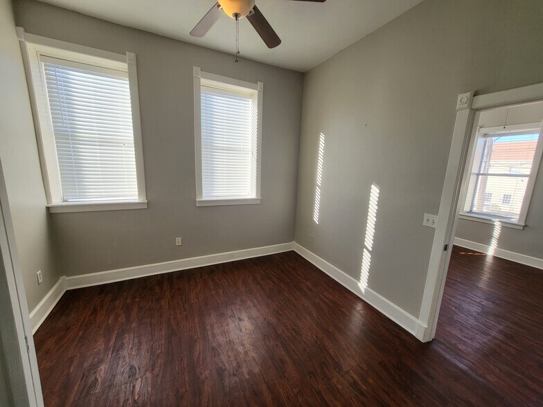 Building Photo - 427 10th Ave W