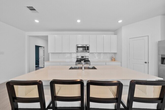 Building Photo - 807 Heaven Dr