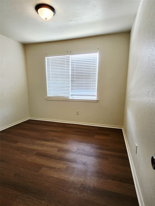 Building Photo - 7700 Creekbend Dr