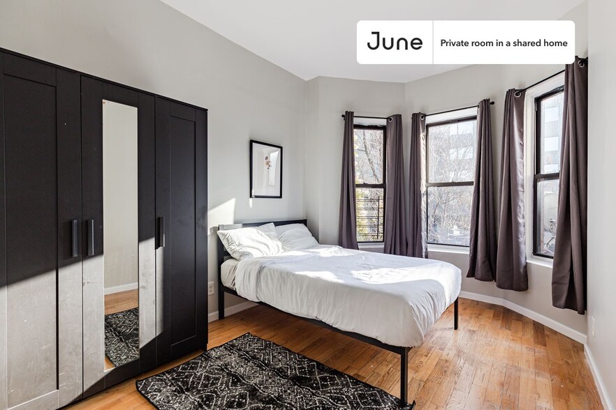 Building Photo - Private bedroom in 4 bed/2 bath Home