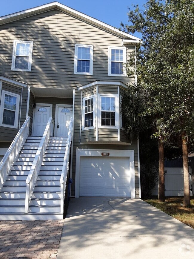 Building Photo - Townhouse Walking Distance to the Beach