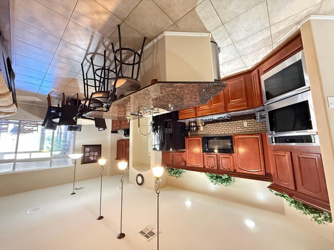 Building Photo - 1928 W Spur Dr