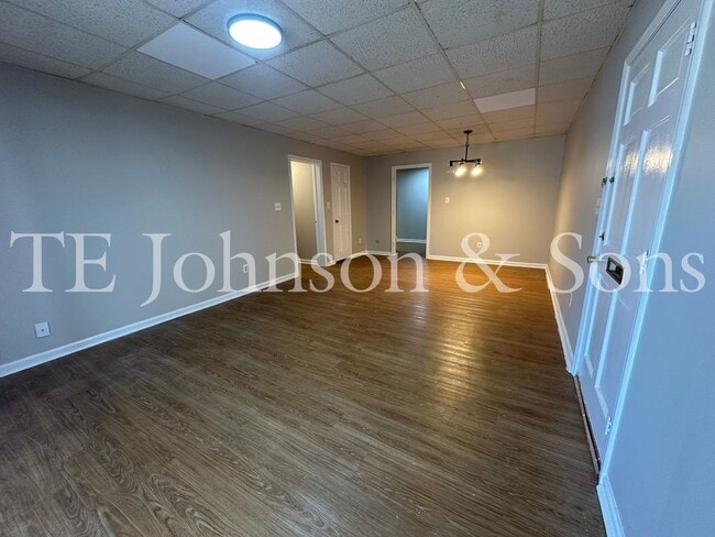 Building Photo - Two Bedroom Condo Convenient To WFU