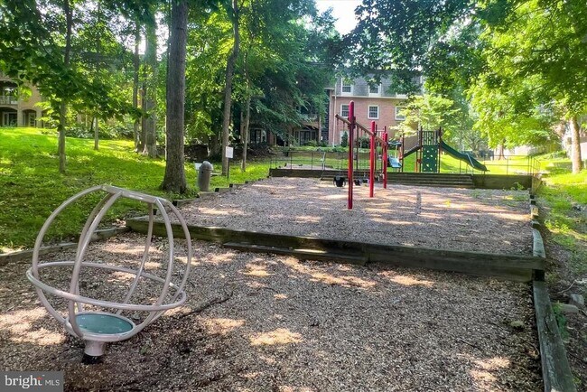 Building Photo - 8123 Kingsway Ct