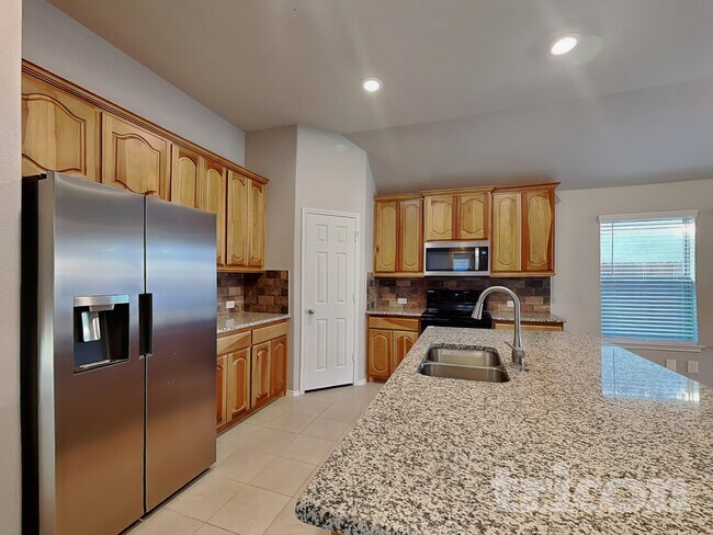 Building Photo - 936 Deer Valley Dr