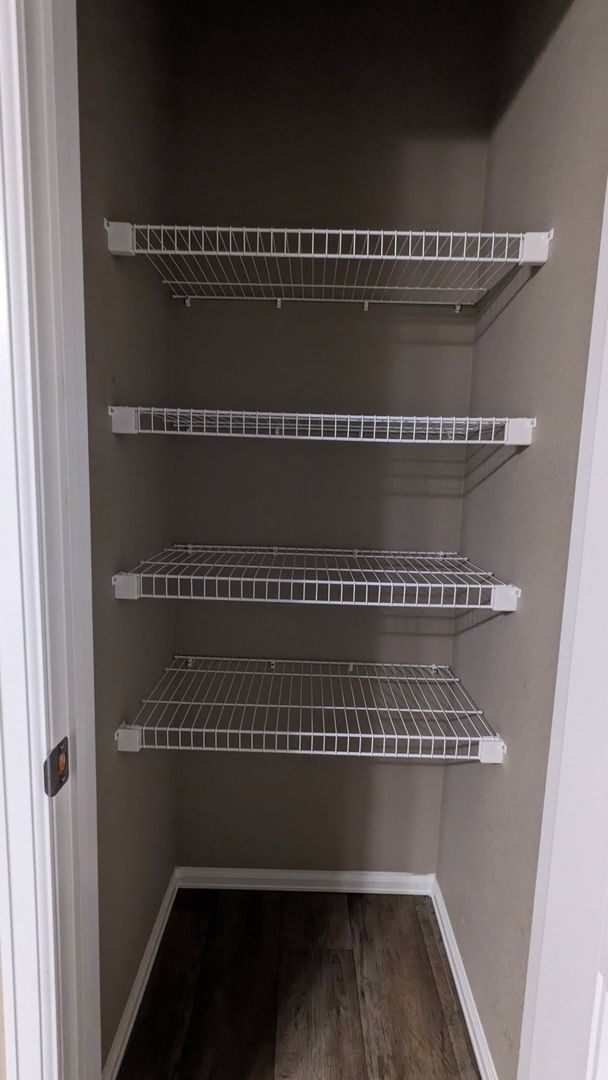 Building Photo - TWO STORY END UNIT TOWNHOME 3 BED/2.5 BATH...