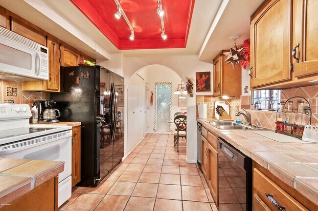 Building Photo - Spacious Midtown Condo