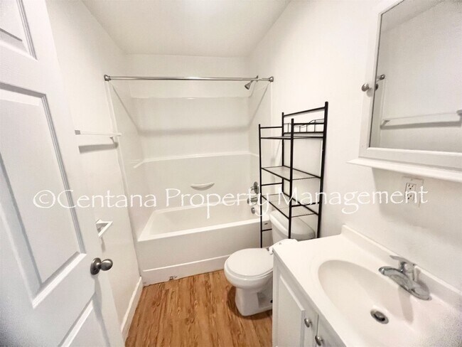 Building Photo - Pet friendly house with a fenced yard!