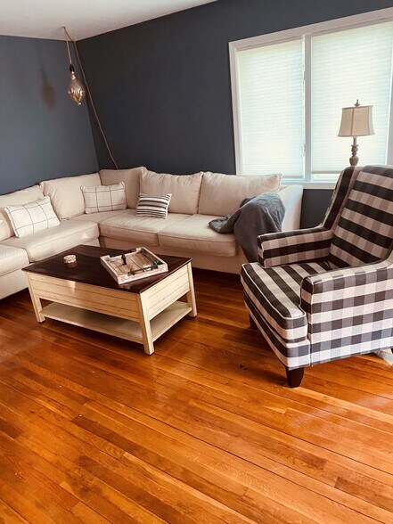 Livingroom - 625 Roosevelt Ave