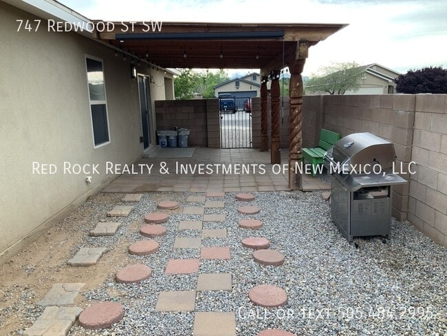 Building Photo - 747 Redwood St SW