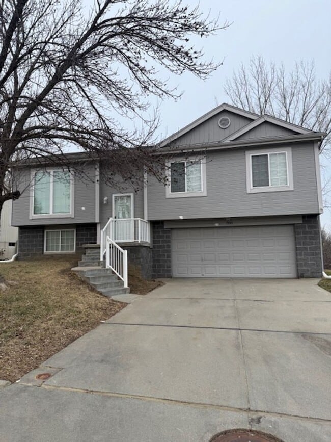 Building Photo - Comfortable & Convenient 3 Bedroom Near Recreation & Trails!!
