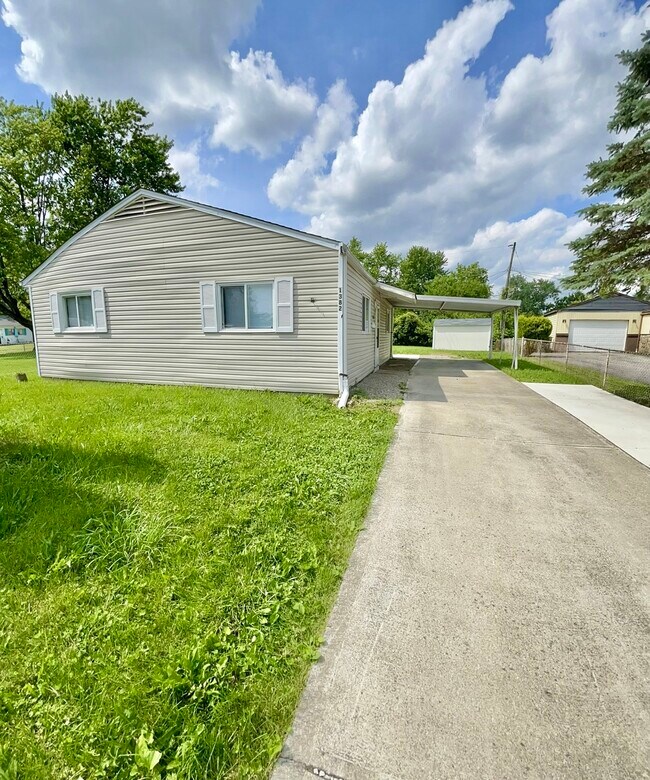 Primary Photo - 1382 Southfield Dr S