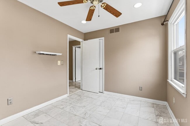 Building Photo - 6 Cherry St