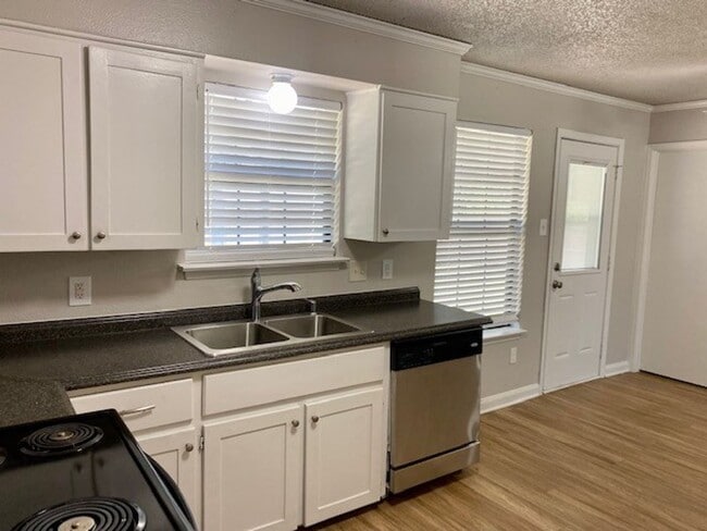 Building Photo - Charming Home located in a great neighborhood!