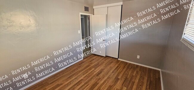 Building Photo - 2131 W Luke Ave