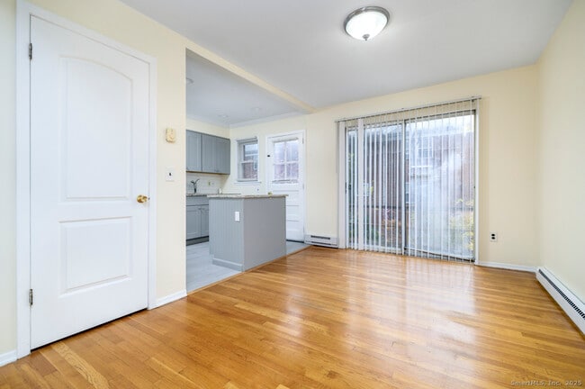 Building Photo - 922 Shippan Ave