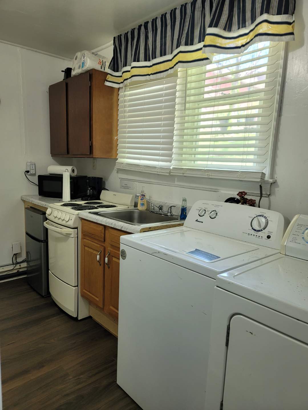 small kitchen full size washer n dryer - 502 Glover St