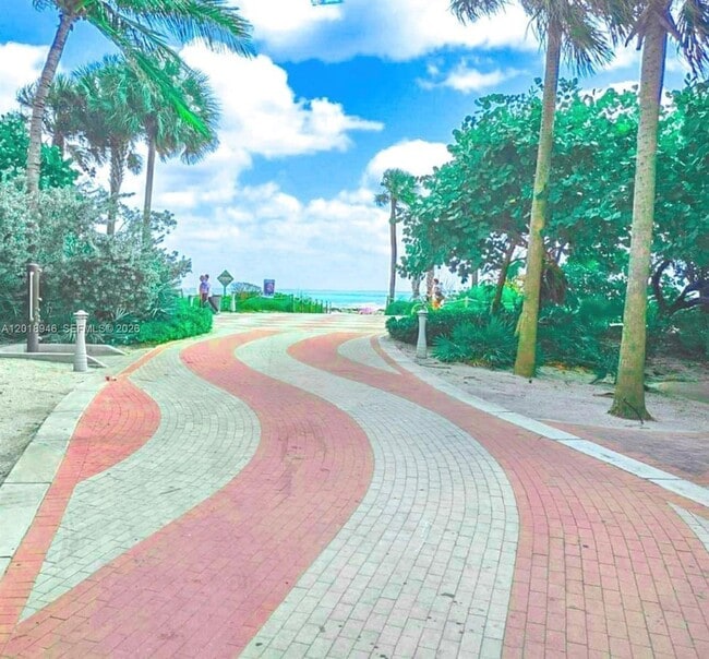 Building Photo - 2924 Collins Ave