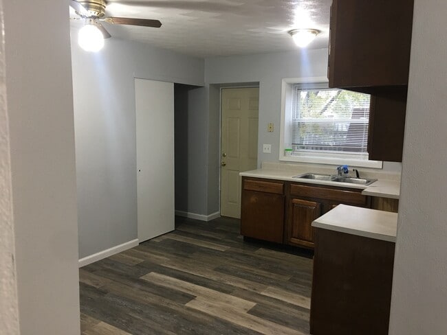 Building Photo - 729 W 61st St
