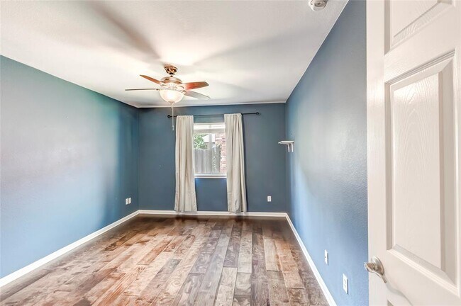 Building Photo - 15220 Fernhill Dr