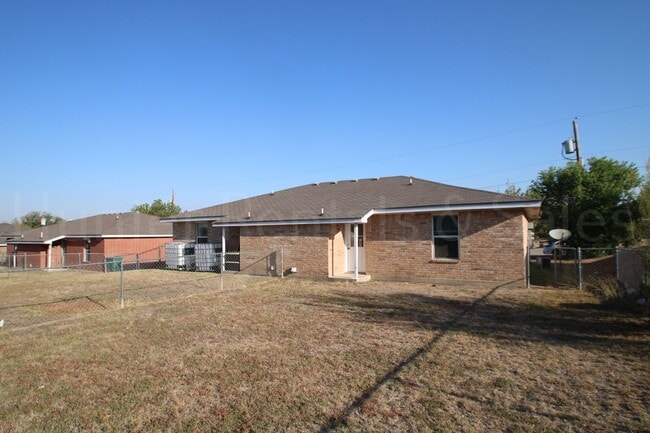 Building Photo - Check Me Out!