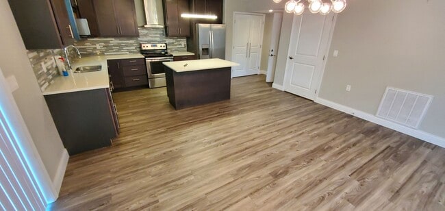 Building Photo - Extraordinary Townhome in Carbondale's South West