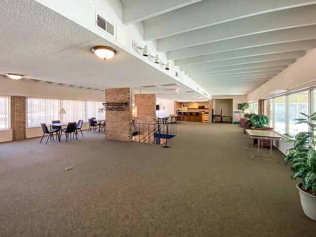 Building Photo - 2120 Pauline Blvd