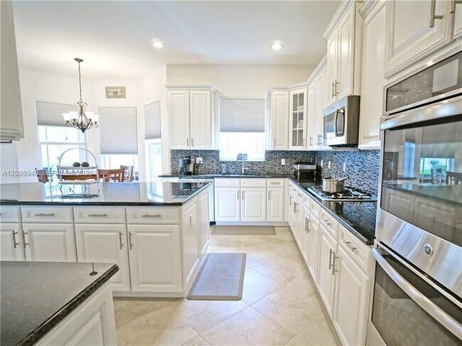 Building Photo - 8630 Lakeside Bnd