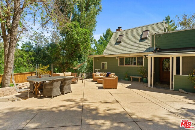 Building Photo - 2026 Topanga Skyline Dr