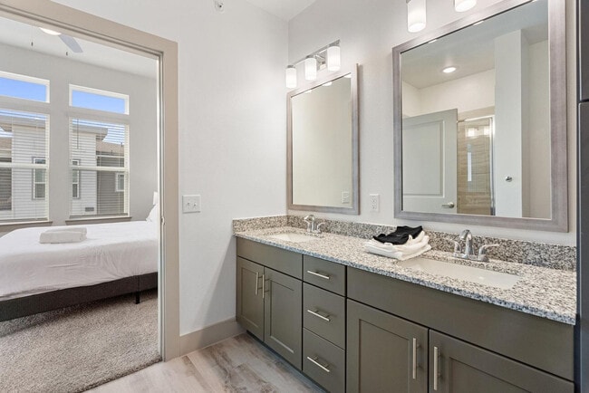 Building Photo - 12100 1/2 Ferrystone Glen Dr