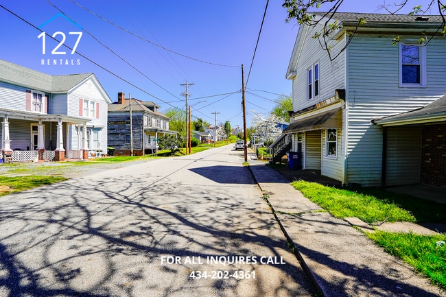 Building Photo - Charming Renovated 1-Bedroom Apartment in Madison Heights!