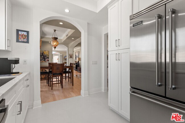 Building Photo - 1540 S Bentley Ave