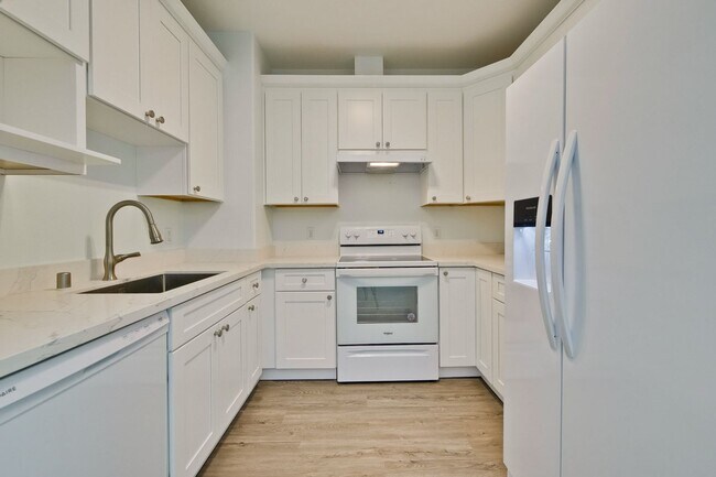 Building Photo - Excellent 2 Bed 2 Bath Condo - Completely Remodeled!