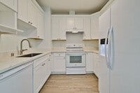 Building Photo - Excellent 2 Bed 2 Bath Condo - Completely Remodeled!