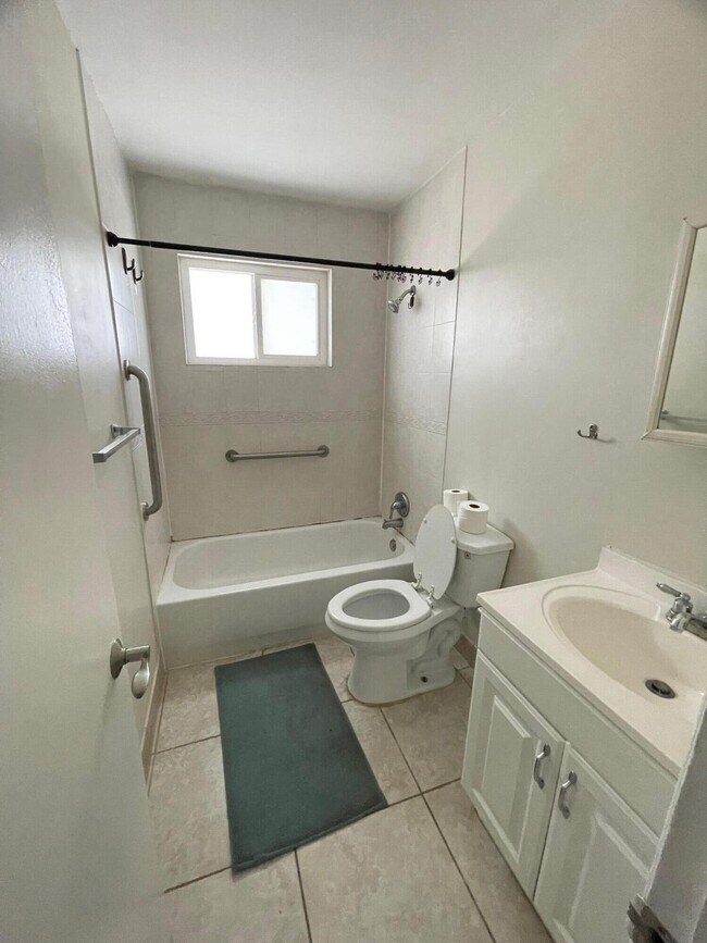 Building Photo - 801 Lighthouse Dr