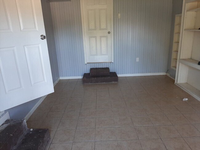 Building Photo - Recently Renovated Large 3 bedroom 1 bath ...