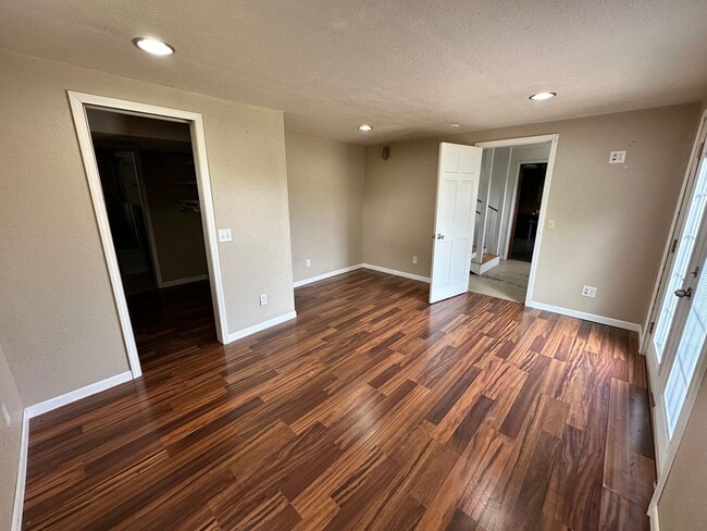 Building Photo - 4 Bedroom House!