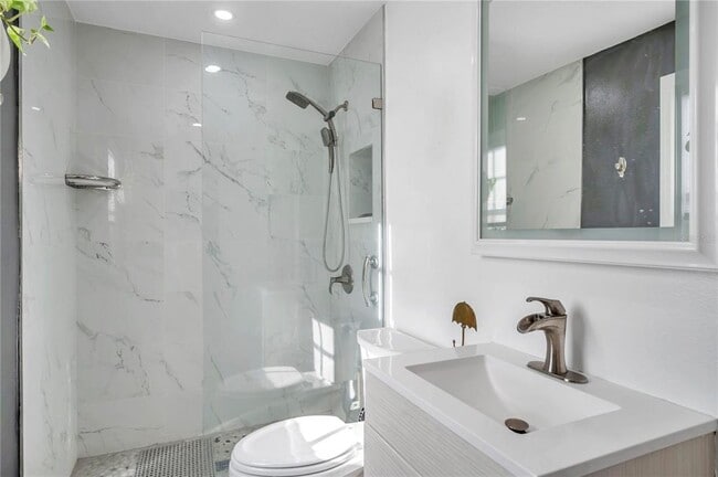 Building Photo - 4728 Beach Dr SE