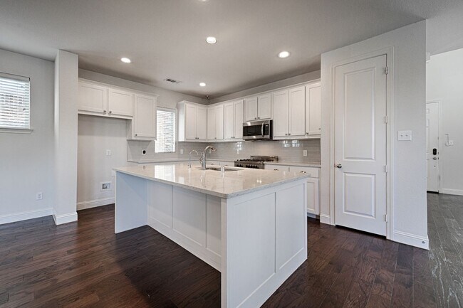 Building Photo - 4524 Del Rey Ave