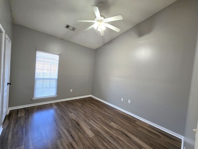 Building Photo - Rent INCLUDES water/sewer and yard maintenance.