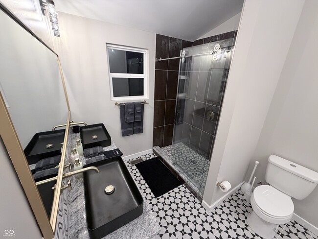 Building Photo - 656 N Beville Ave