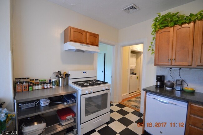 Building Photo - 83 Summit Ave