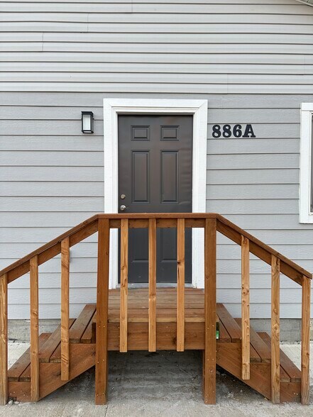 Building Photo - 886 Wood St