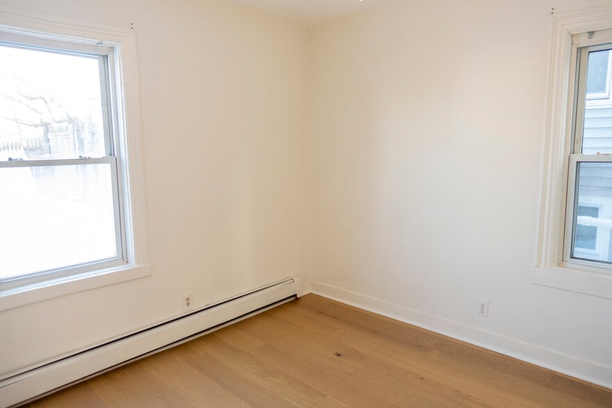 First bedroom from another angle. (One window looks out at the garden). - 30 Royal St