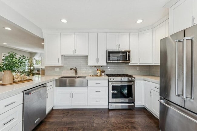 Building Photo - 1041 Yale Ave S