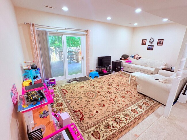 Building Photo - Beautifully updated 3BR/2.5BA townhome in ...
