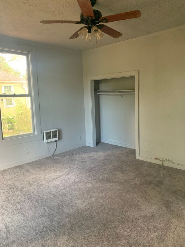 Building Photo - Highland 1 Bed 1 Bath Apartment