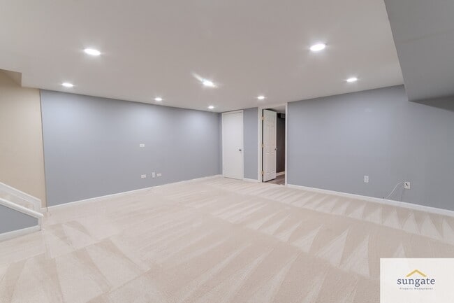 Building Photo - 945 Stormont Cir