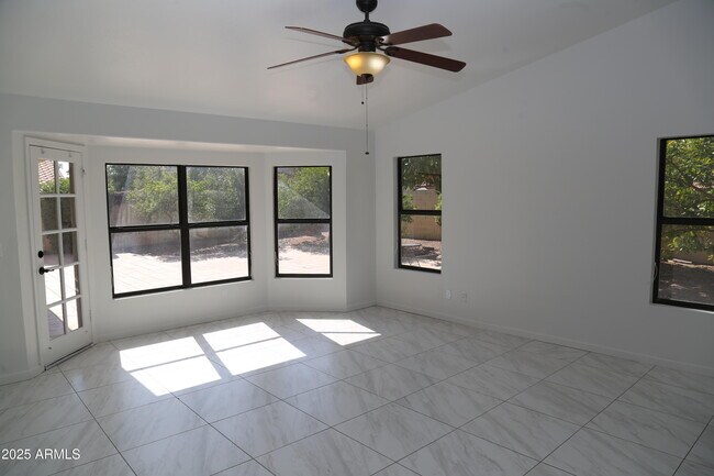 Building Photo - 827 W Harbor Dr
